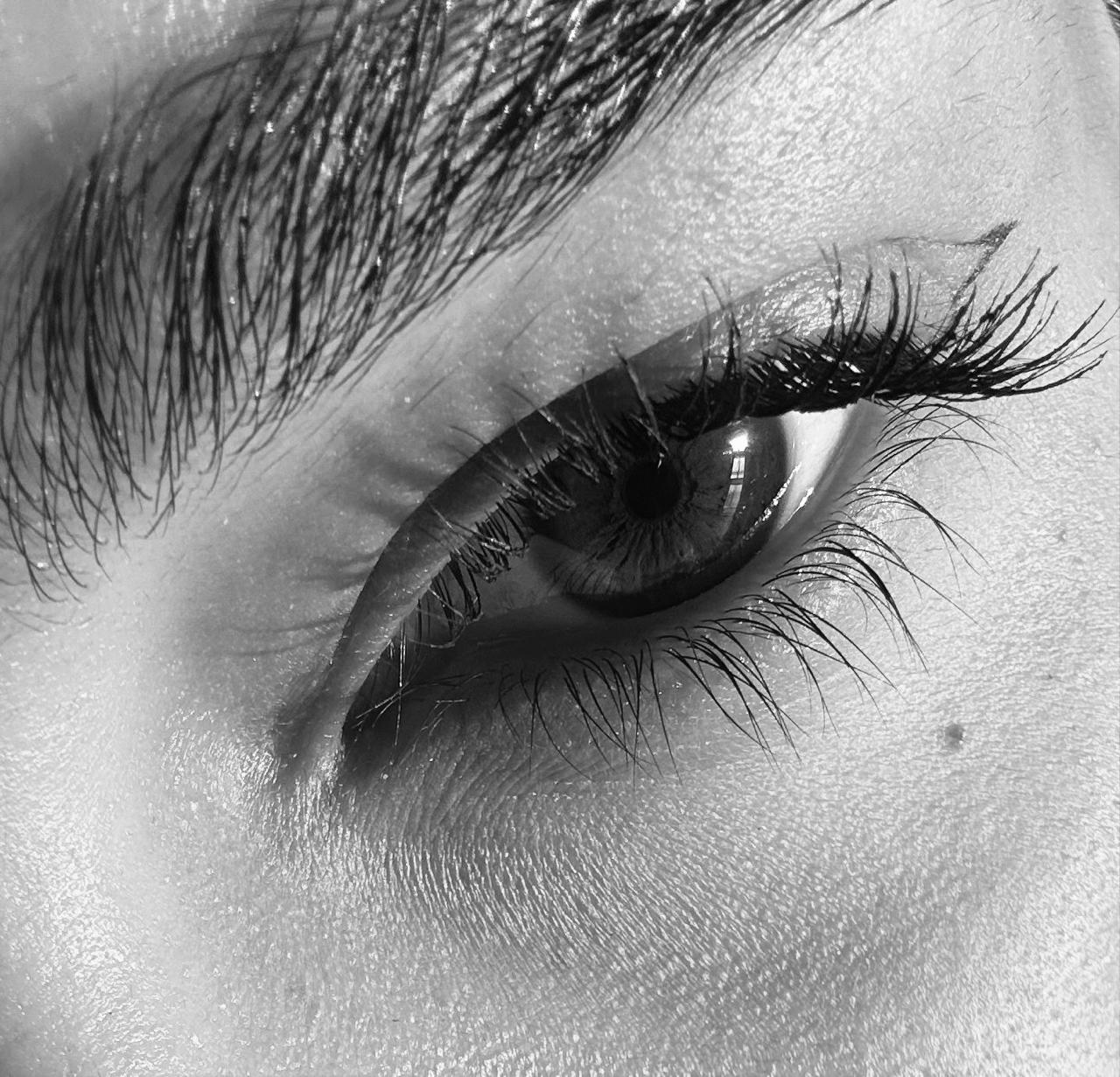 Close do olhar de Giovanna, em foto preto e branco